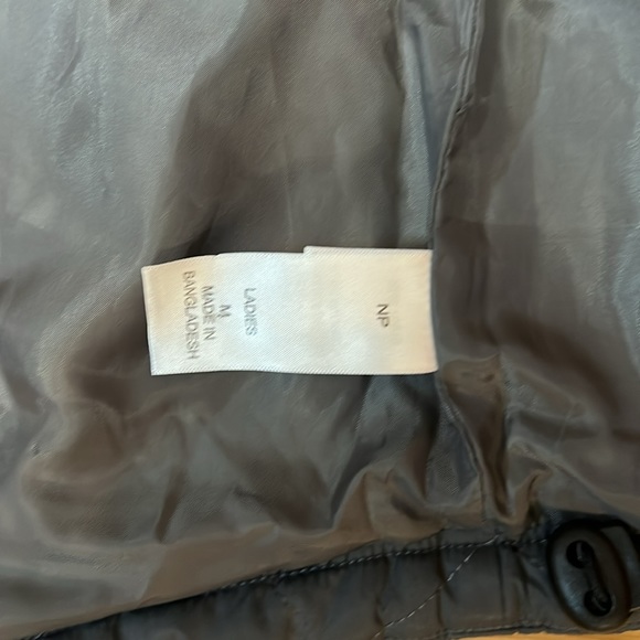 Two women’s badger sport quilted zipper vest, size medium - Picture 13 of 13